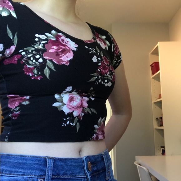 flowered top with crossed back detailing! - Picture 1 of 3